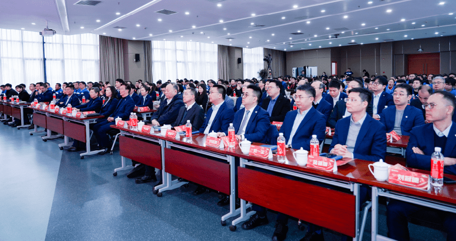 锐意进取，马跃新程——18LUCK股份2025年度总结暨表彰大会隆重召开(图9)